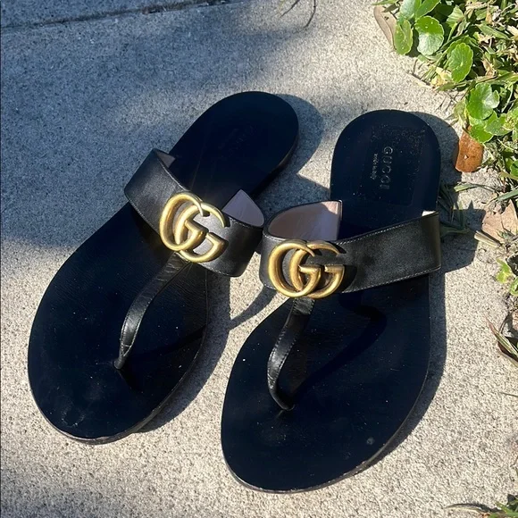 Gucci Marmont Black Sandals with Gold Logo - Picture 2 of 4